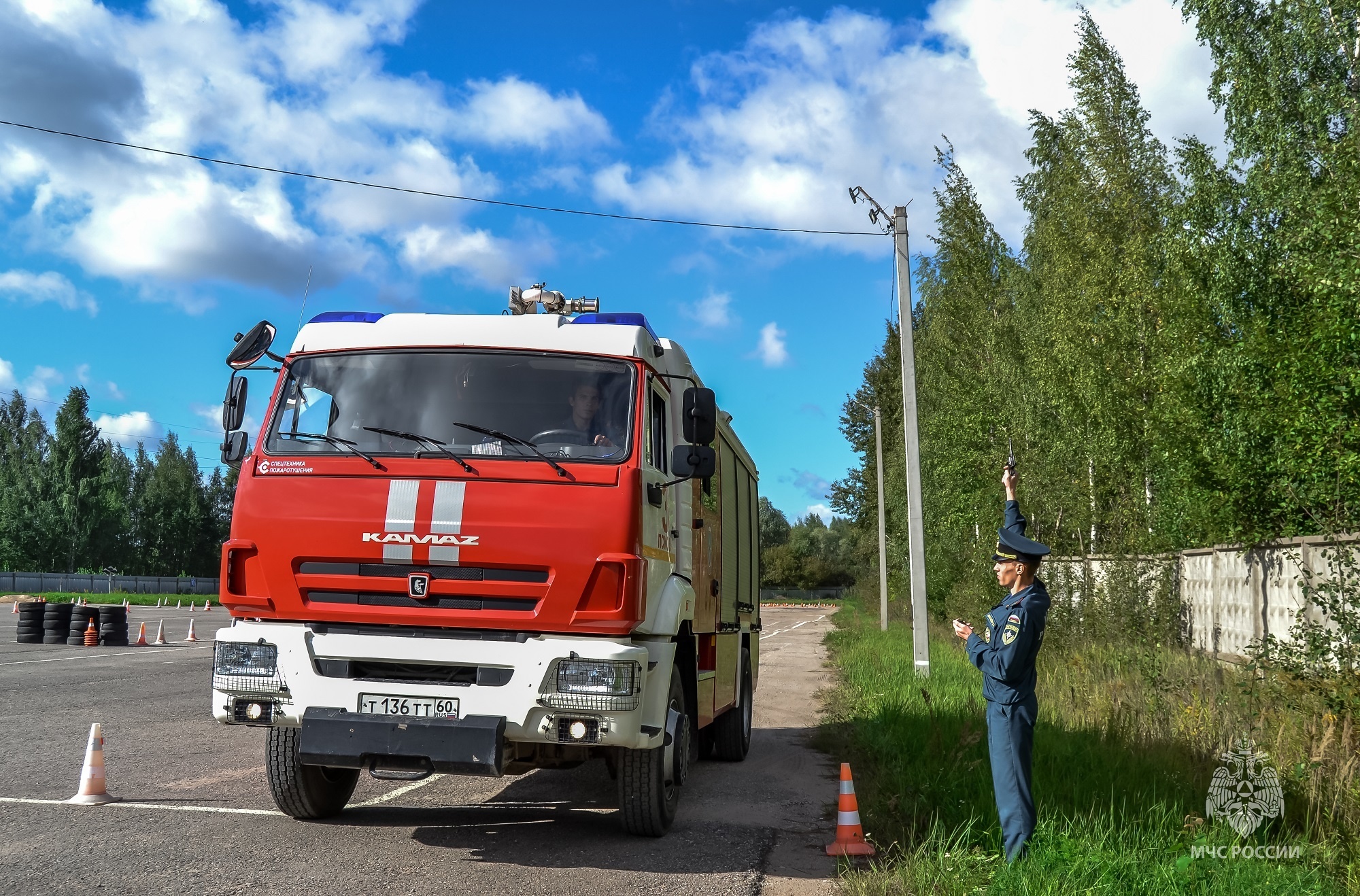 Псковские водители пожарных машин соревновались в скоростном маневрировании  - Новости - Главное управление МЧС России по Псковской области